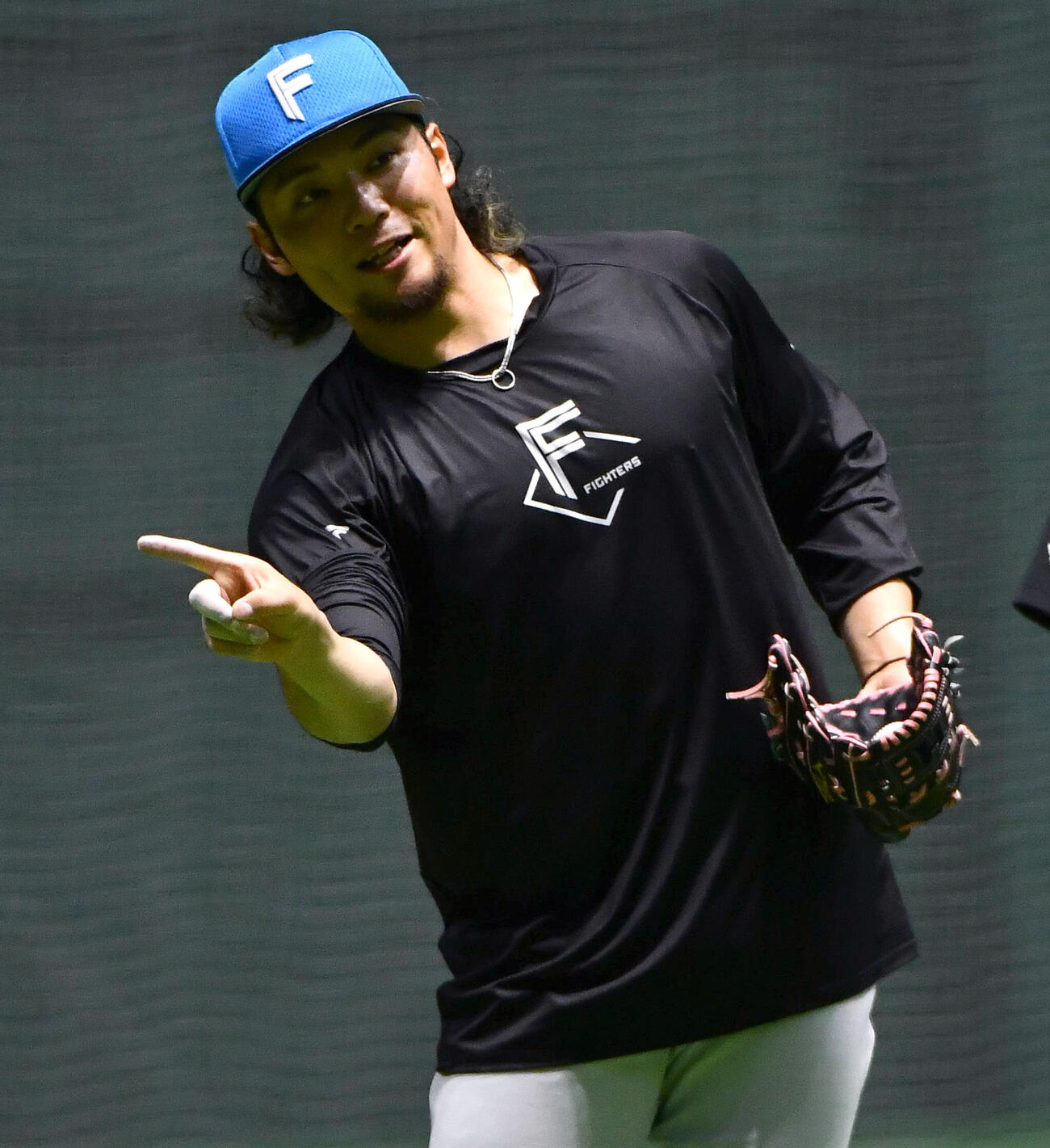広島対日本ハム　キャッチボールで相手に変化球を伝える日本ハム伊藤大海（撮影・岩下翔太）