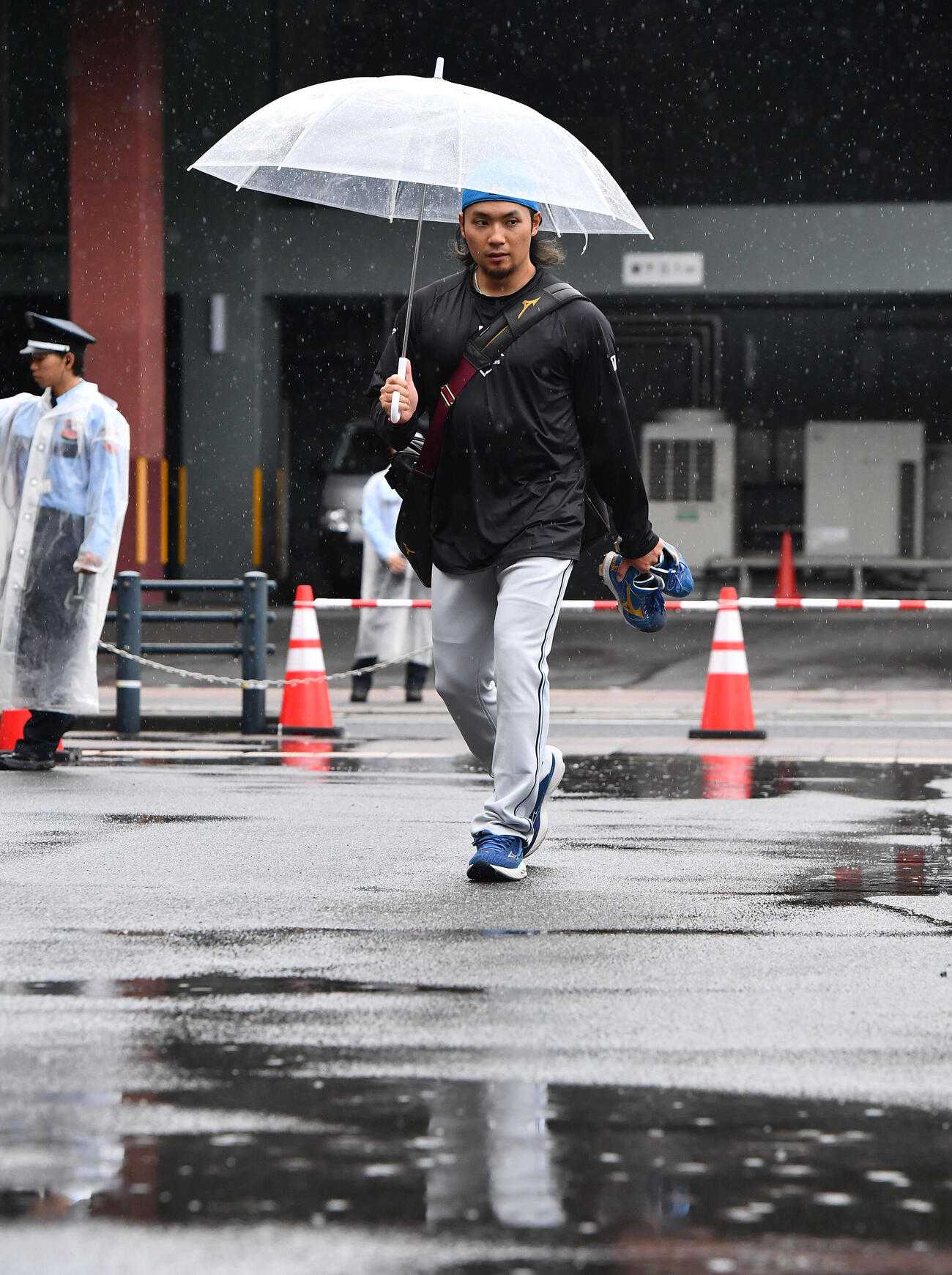 広島対日本ハム　雨天中止となり、室内練習場へ向かう日本ハム伊藤大海（撮影・岩下翔太）