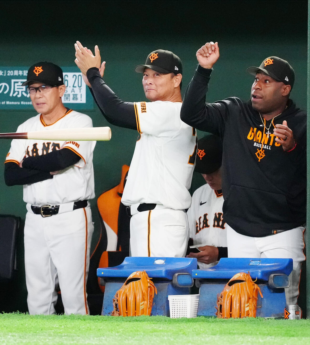 巨人対オリックス　5回裏巨人無死一塁、則本昂大が送りバントを決め、ベンチで拍手する橋上秀樹監督代行（中央）。右はゼラス・ウィーラー打撃コーチ、左は川相昌弘ディフェンスチーフコーチ（撮影・江口和貴）