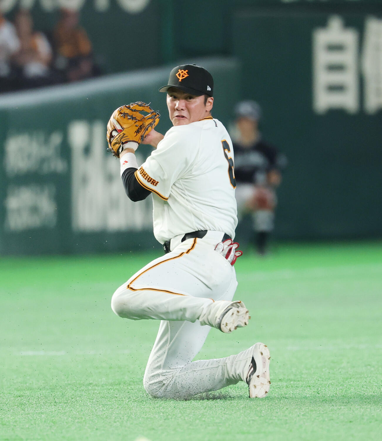 巨人対オリックス　8回表オリックス無死、来田涼斗の打球を三ゴロにさばく坂本勇人（撮影・増田悦実）