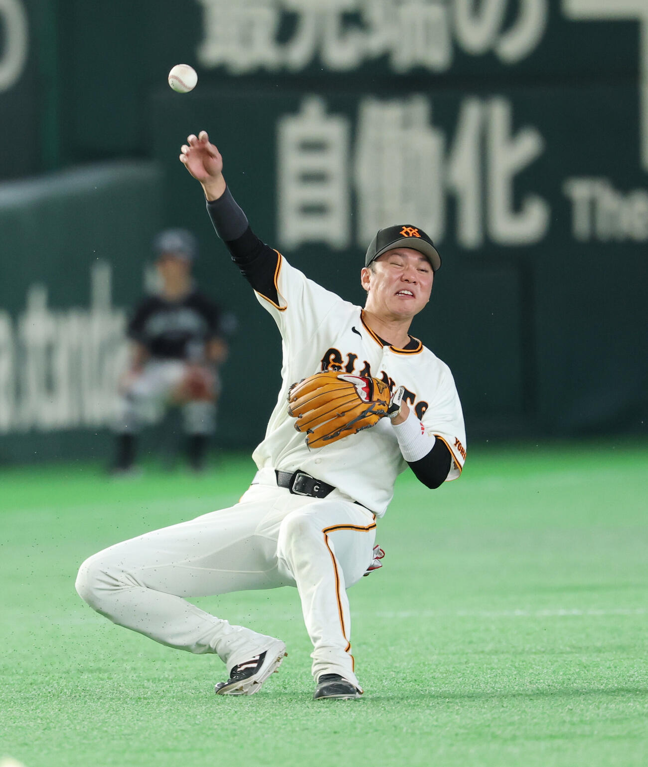 巨人対オリックス　8回表オリックス無死、来田涼斗の打球を三ゴロにさばく坂本勇人（撮影・増田悦実）