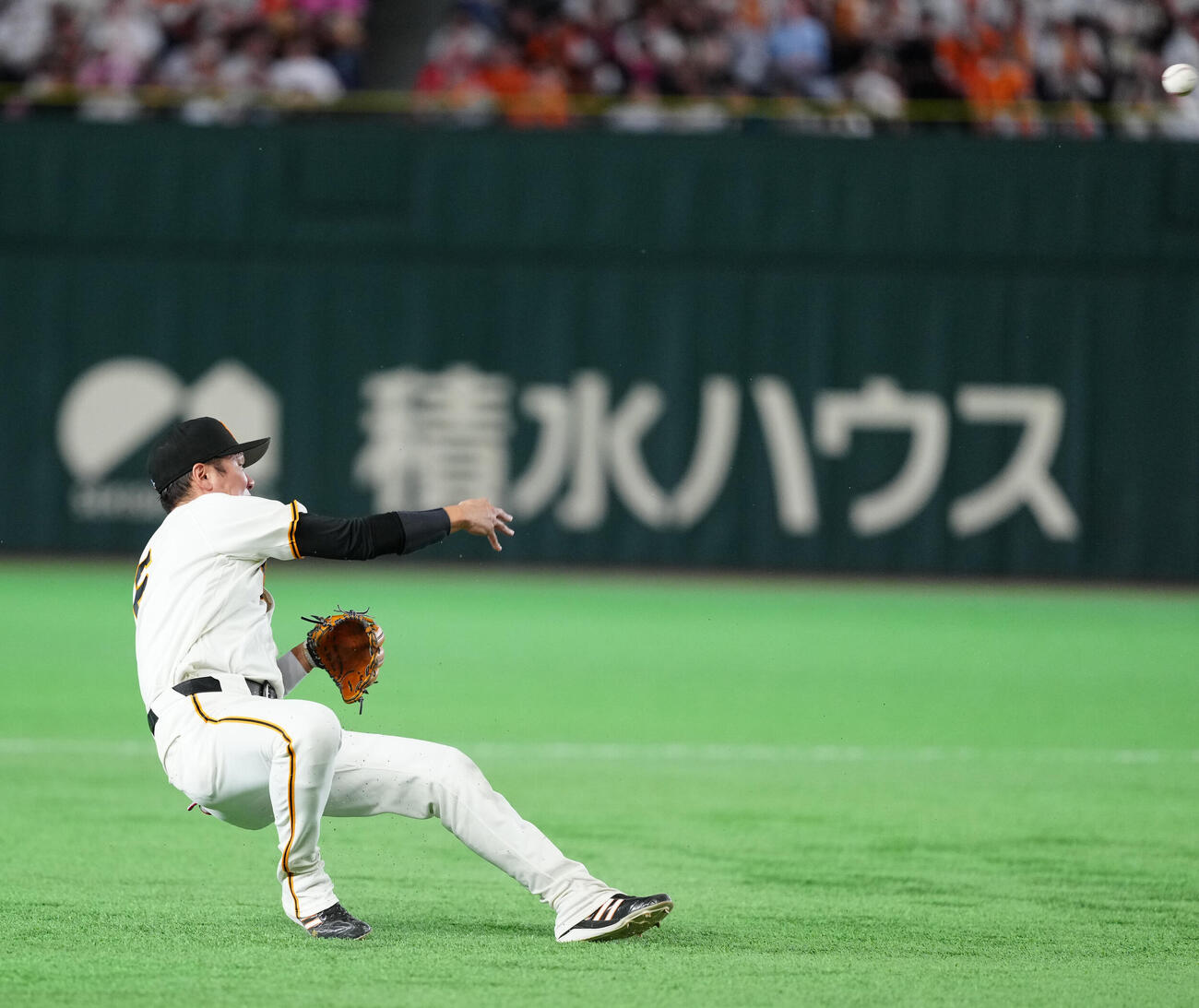 巨人対オリックス　8回表オリックス無死、三ゴロとなった代打来田涼斗の打球を処理し一塁へ送球する坂本勇人（撮影・江口和貴）