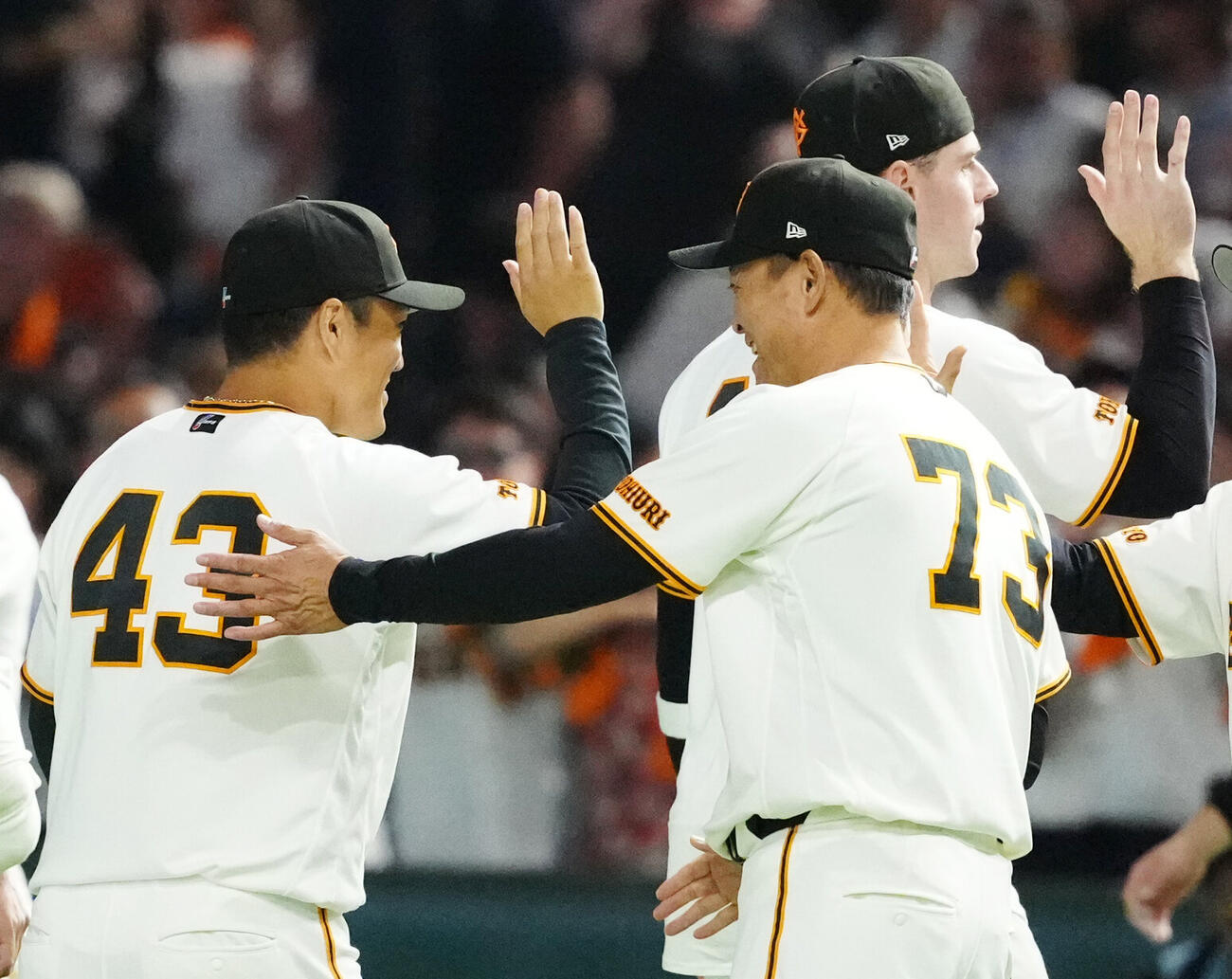 巨人対オリックス　試合後、移籍後初勝利の巨人則本昂大（左）をねぎらう橋上秀樹監督代行（撮影・江口和貴）