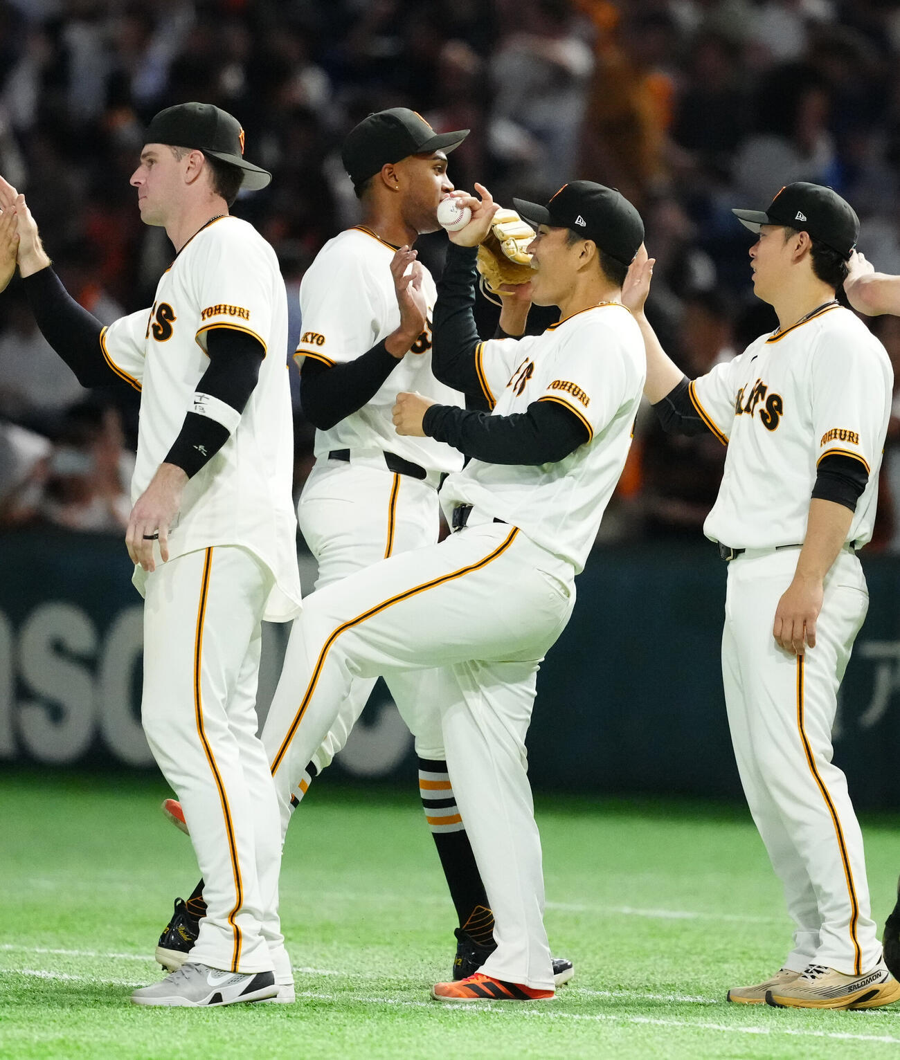 巨人対オリックス　試合後、巨人ライデル・マルティネス（中央左）からウイニングボールを受け取る則本昂大（撮影・江口和貴）