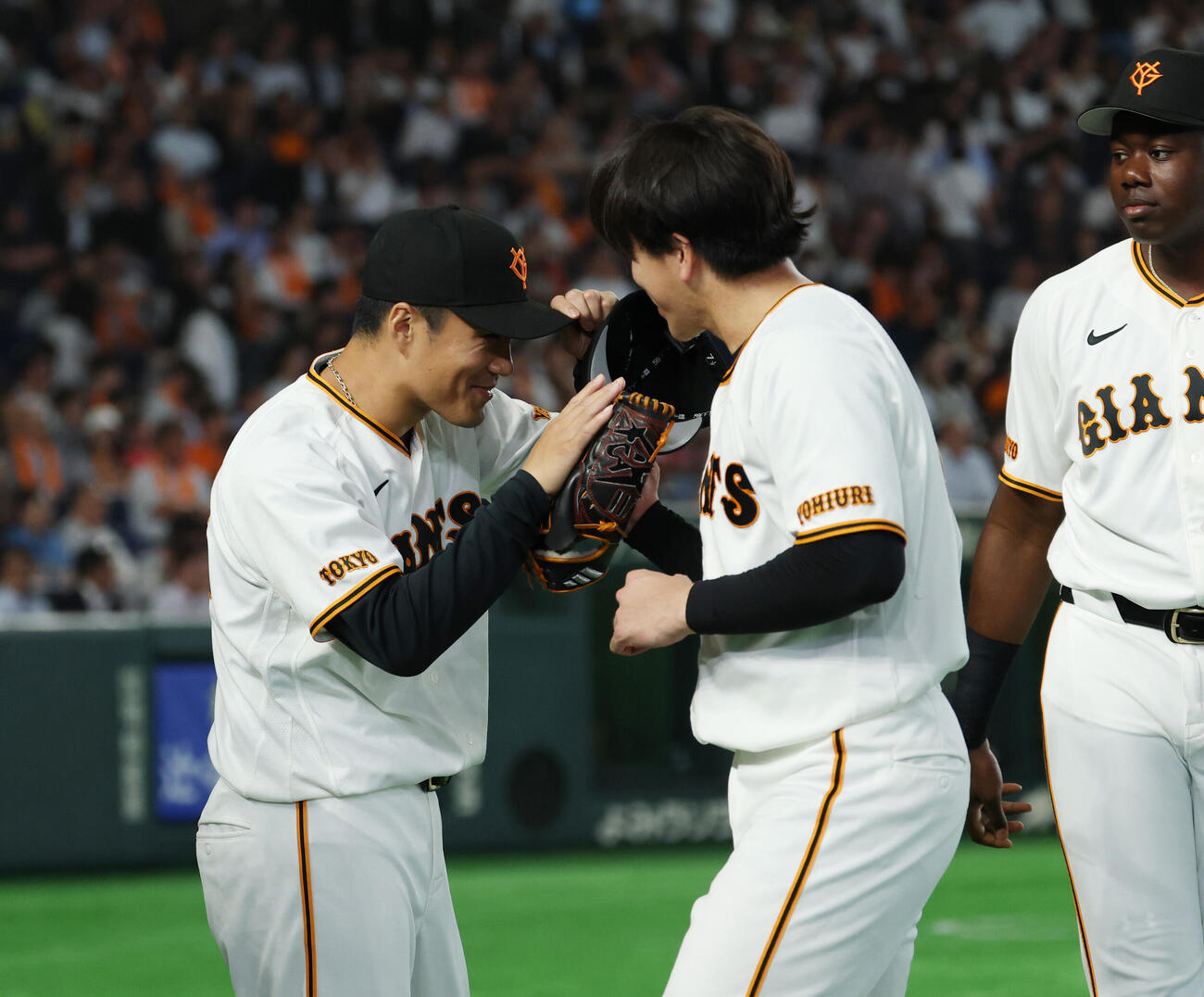 巨人対オリックス　8回表を終え笑顔でタッチを交わす大勢（右）と則本昂大（撮影・増田悦実）