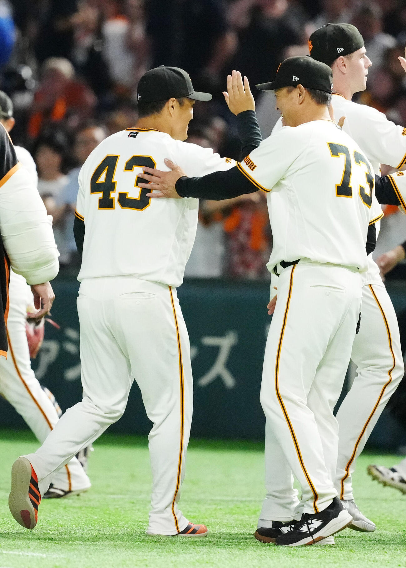 巨人対オリックス　試合後、移籍後初勝利の巨人則本昂大（左）をねぎらう橋上秀樹監督代行（撮影・江口和貴）