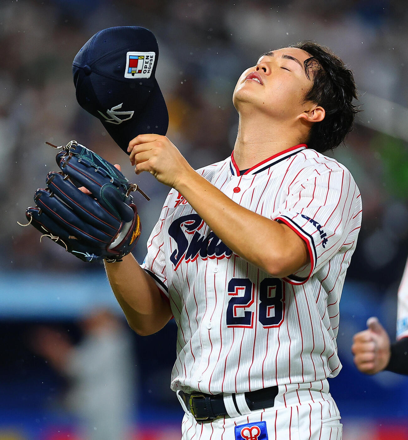 ヤクルト対ロッテ　4回表を終えベンチに戻るヤクルト先発の松本健吾（撮影・野上伸悟）