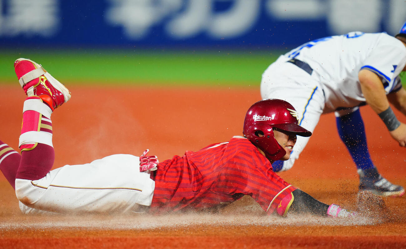 DeNA対楽天　8回表楽天2死一、二塁、ヘッドスライディングで適時内野安打とする鈴木大地（撮影・垰建太）