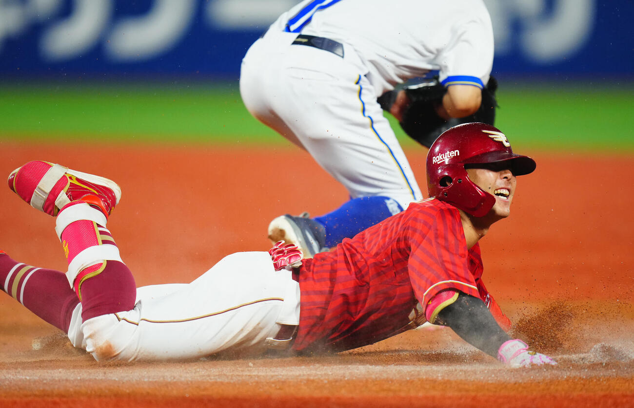 DeNA対楽天　8回表楽天2死一、二塁、ヘッドスライディングで適時内野安打とする鈴木大地（撮影・垰建太）