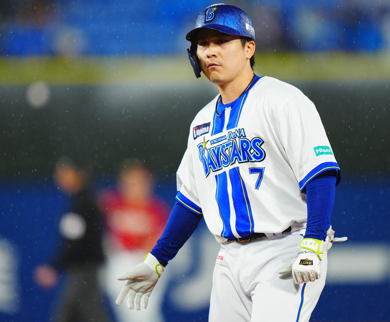 DeNA対楽天　4回裏DeNA1死、左前打を放ちポーズを決める佐野恵太（撮影・垰建太）