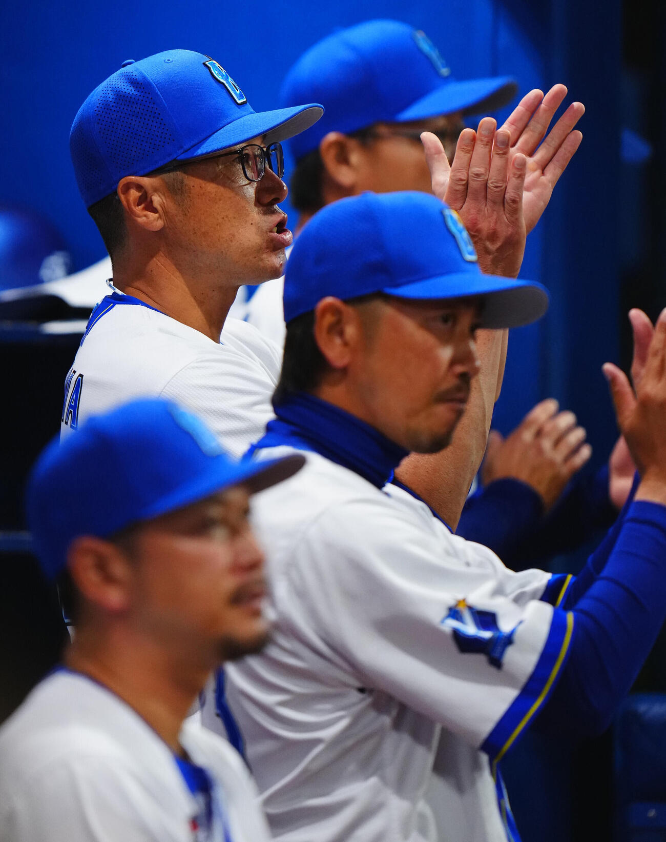 DeNA対楽天　7回表、楽天の攻撃を無失点に抑えベンチで手をたたくDeNA相川亮二監督（左奥）（撮影・垰建太）