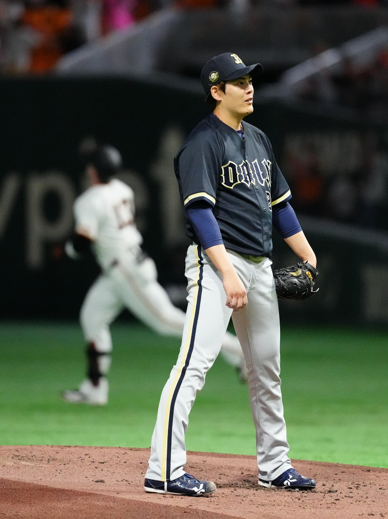 巨人対オリックス　2回裏巨人1死一塁、トレイ・キャベッジ（後方）に2点本塁打を浴びる九里亜蓮（撮影・江口和貴）