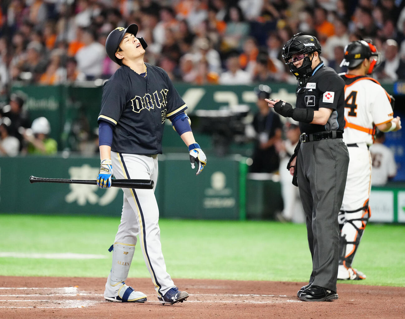 巨人対オリックス　2回表オリックス2死一、三塁、空振り三振に倒れ、悔しい表情の九里亜蓮（撮影・江口和貴）