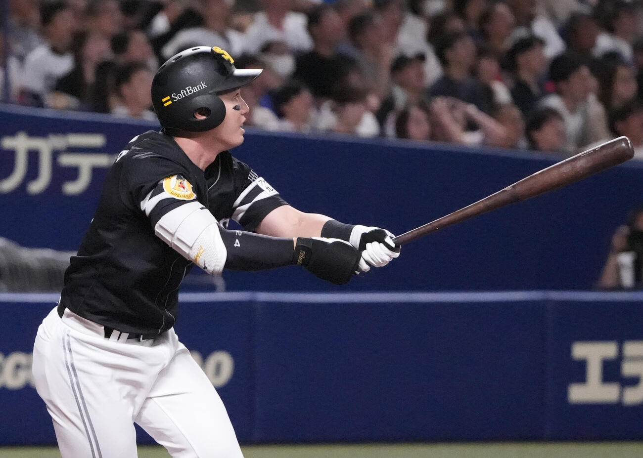 中日対ソフトバンク　5回表ソフトバンク2死二、三塁、2点適時三塁打を放つ栗原陵矢（撮影・森本幸一）
