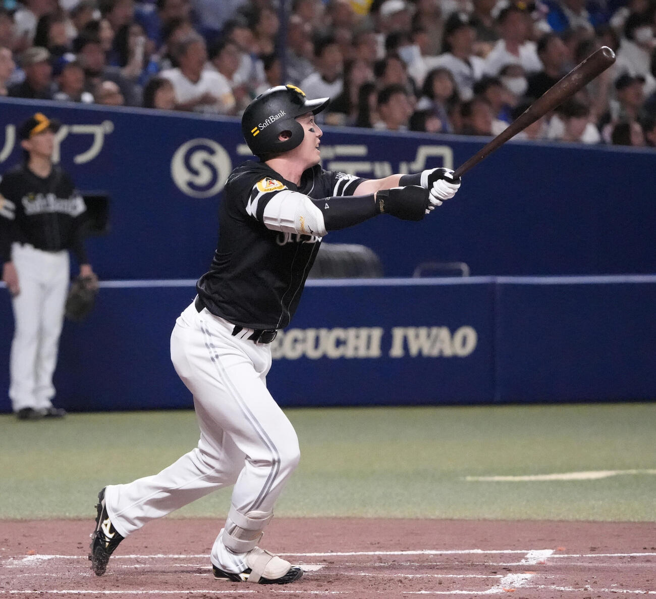 中日対ソフトバンク　5回表ソフトバンク2死二、三塁、2点適時三塁打を放つ栗原陵矢（撮影・森本幸一）