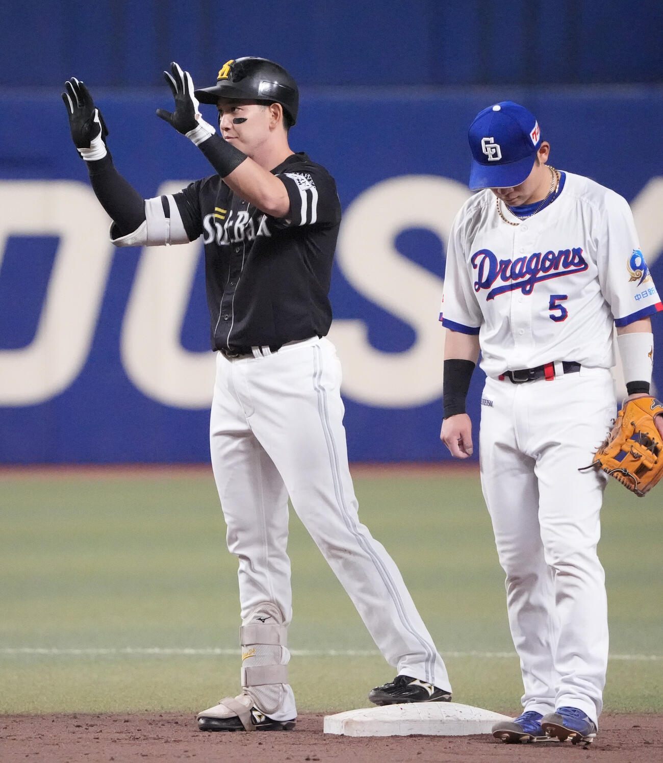 中日対ソフトバンク　3回表ソフトバンク2死一、三塁、栗原陵矢（左）は適時二塁打を放ちベンチへ向かってアピールする（撮影・森本幸一）