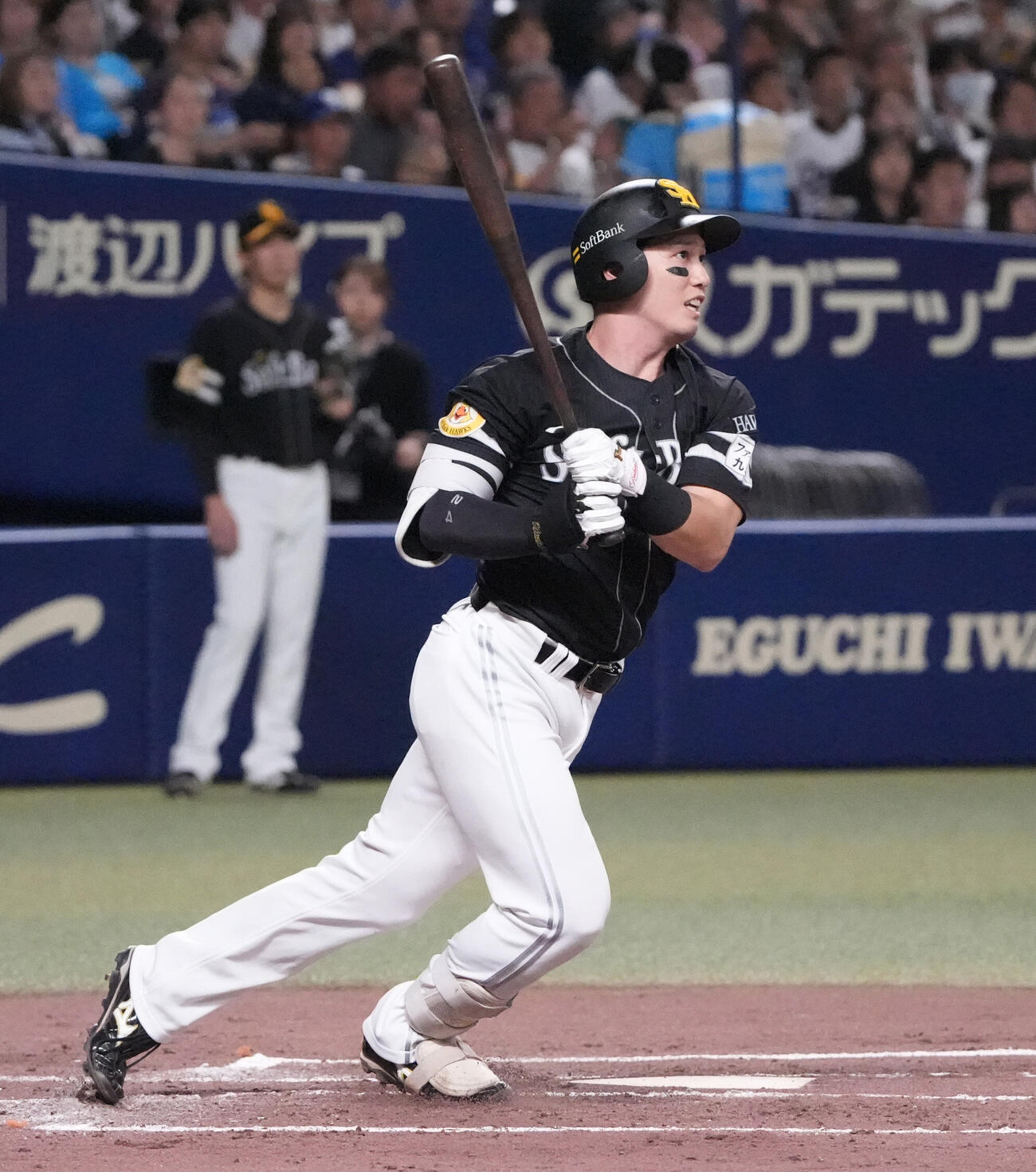 中日対ソフトバンク　3回表ソフトバンク2死一、三塁、適時二塁打を放つ栗原陵矢（撮影・森本幸一）