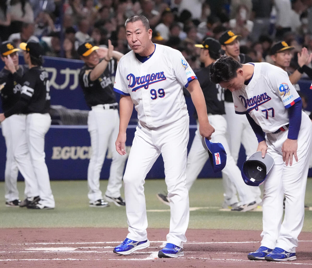 中日対ソフトバンク　試合終了、井上一樹監督（手前・左）は観客に挨拶をする（撮影・森本幸一）