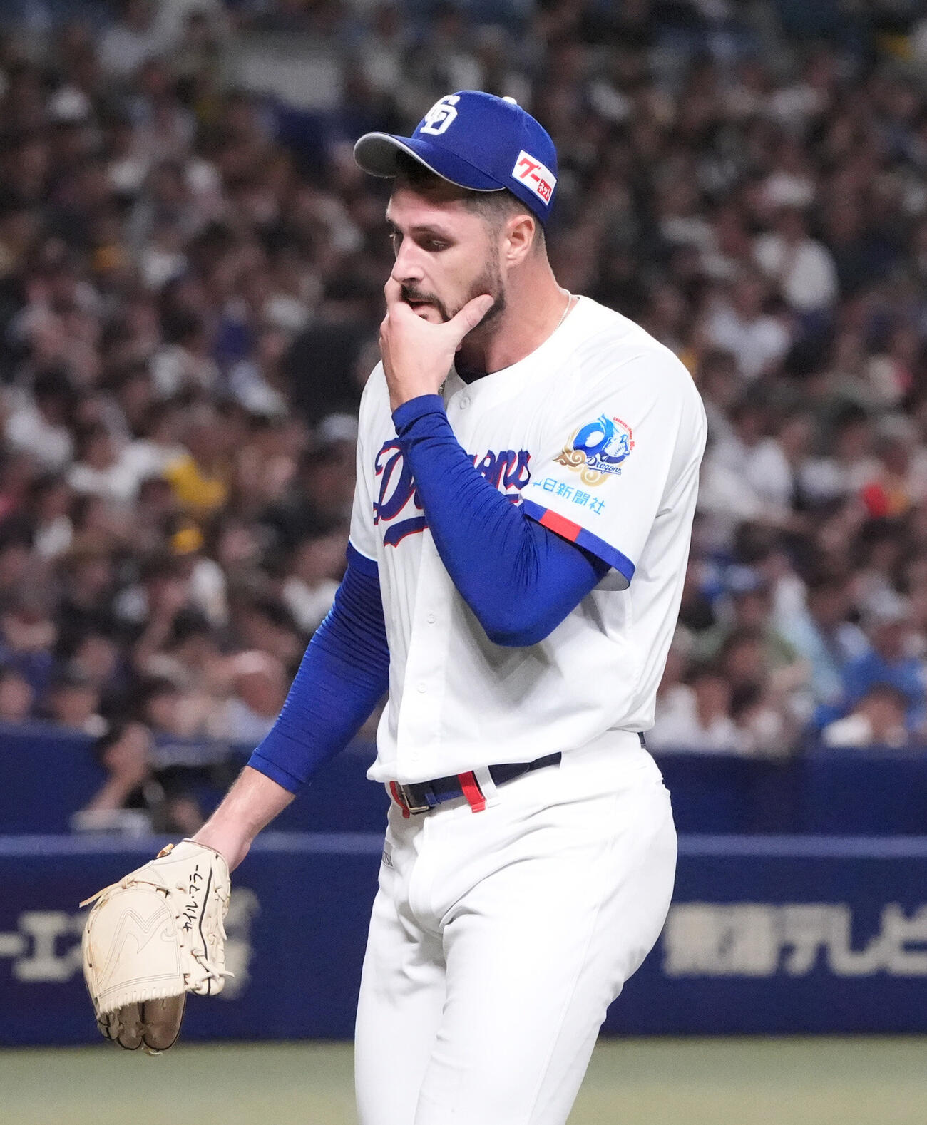 中日対ソフトバンク　5回表終了、汗を拭きながらベンチへ戻るカイル・マラー（撮影・森本幸一）