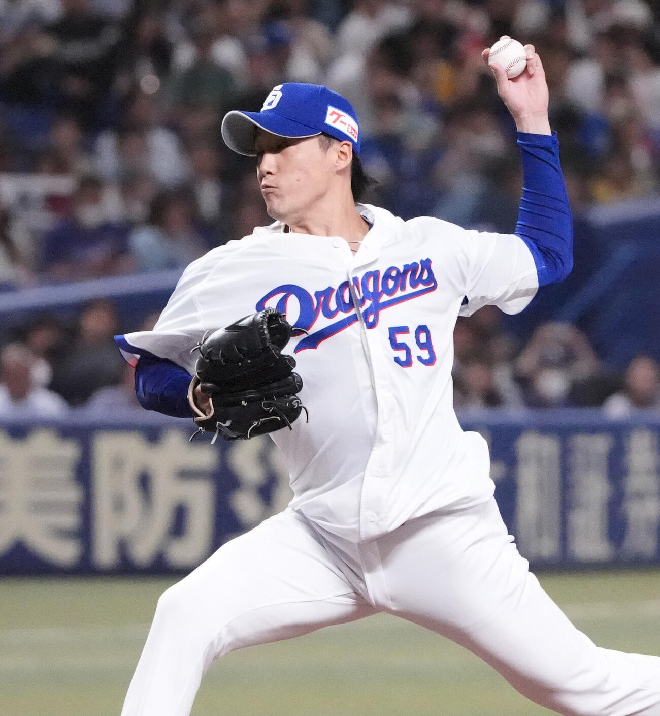 中日対ソフトバンク　8回表、中日3番手で登板する斎藤綱記（撮影・森本幸一）