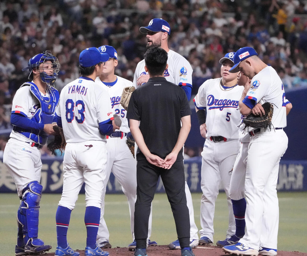 中日対ソフトバンク　5回表ソフトバンク2死三塁、マウンド上のカイル・マラー（中央）のもとに集まる中日ナイン（撮影・森本幸一）