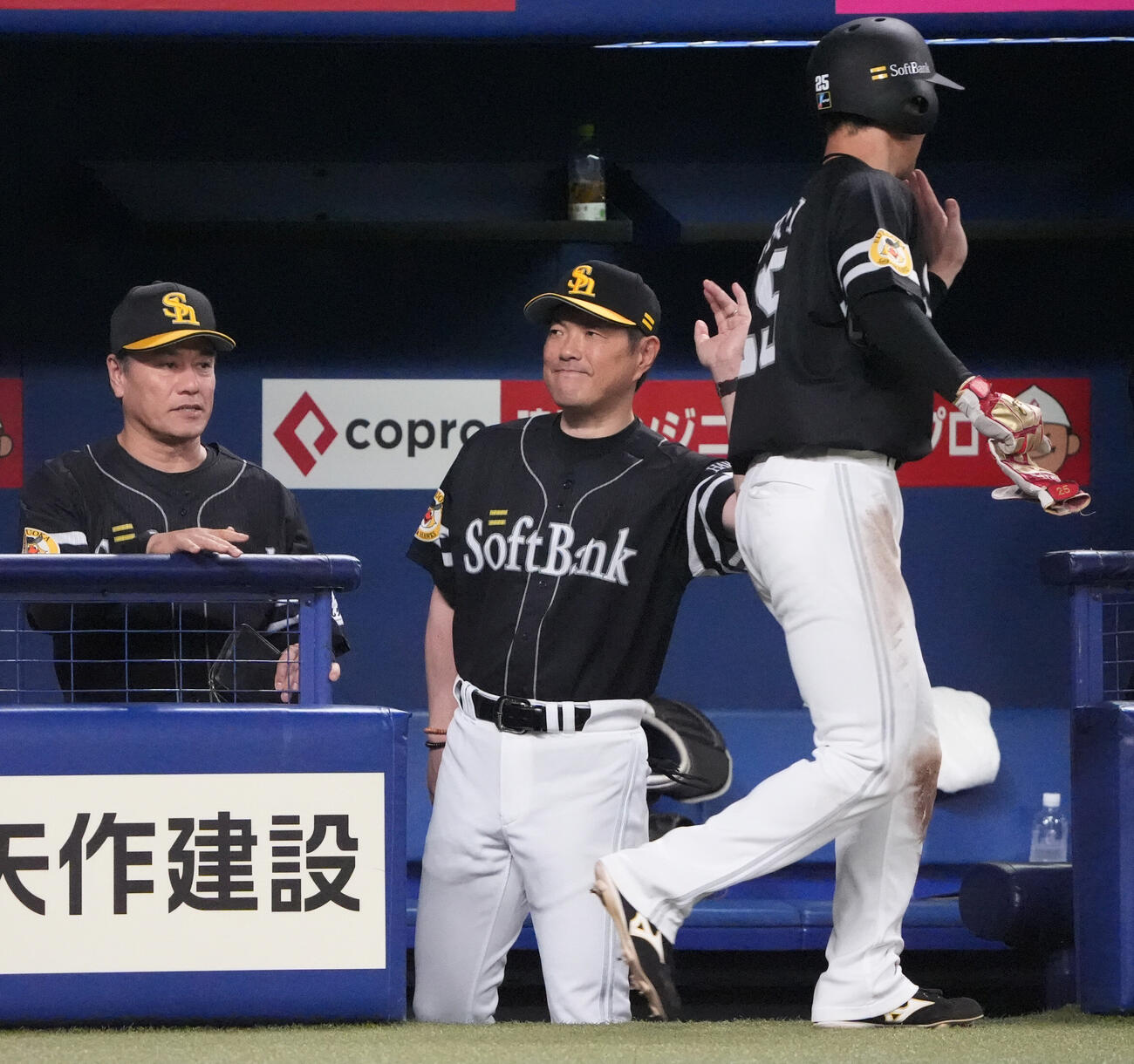 中日対ソフトバンク　3回表ソフトバンク2死一、三塁、小久保裕紀監督（中央）は栗原陵矢の適時二塁打で生還した庄子雄大を迎える（撮影・森本幸一）