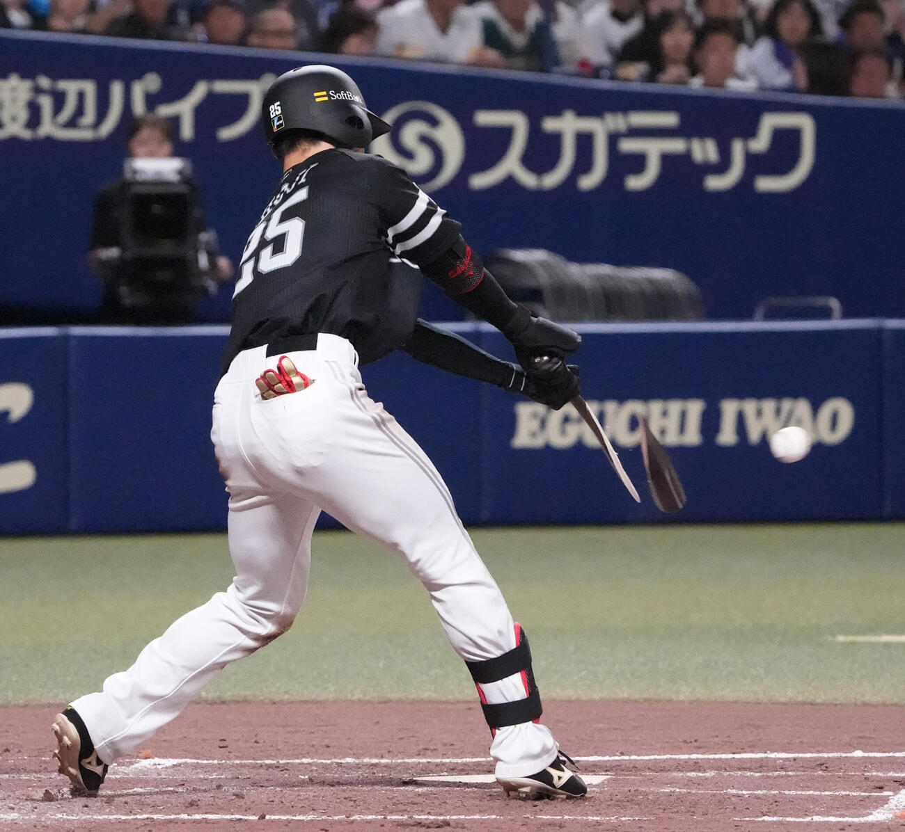 中日対ソフトバンク　5回表ソフトバンク1死二塁、中前打を放つ庄子雄大（撮影・森本幸一）