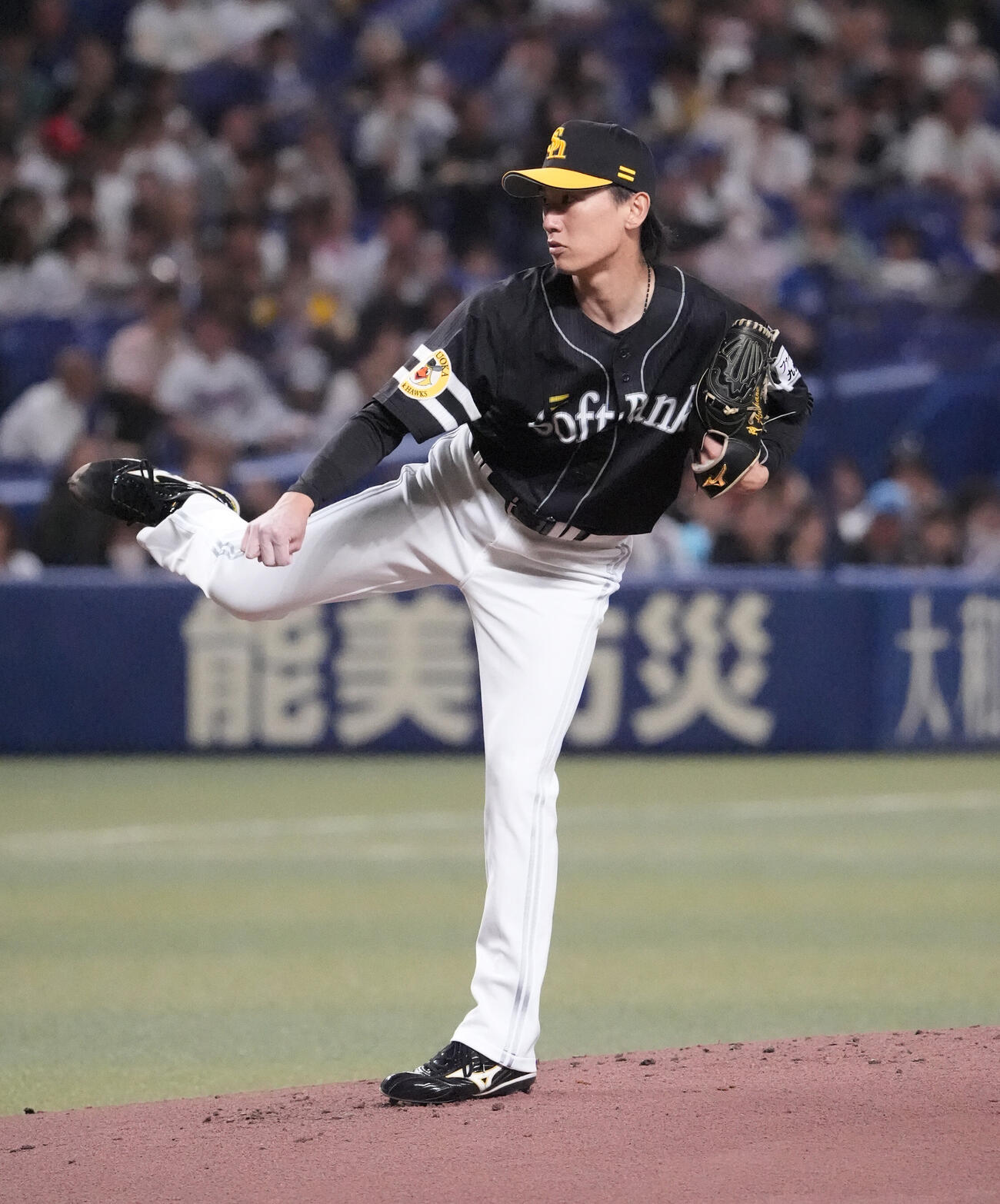 中日対ソフトバンク　1回裏、登板するソフトバンク先発の大津亮介（撮影・森本幸一）