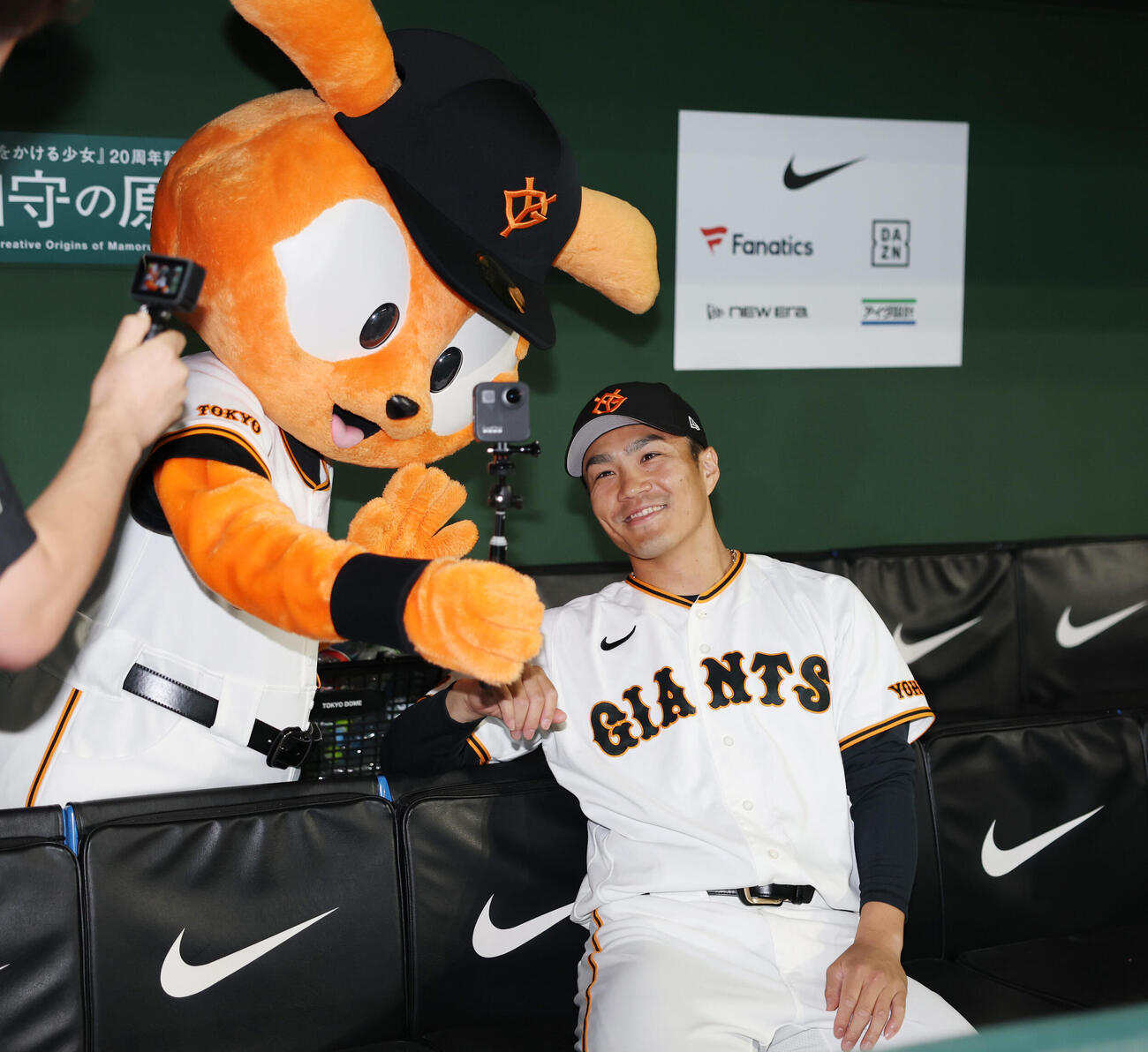 巨人対オリックス　初勝利しジャビットと写真を撮る則本昂大（撮影・増田悦実）