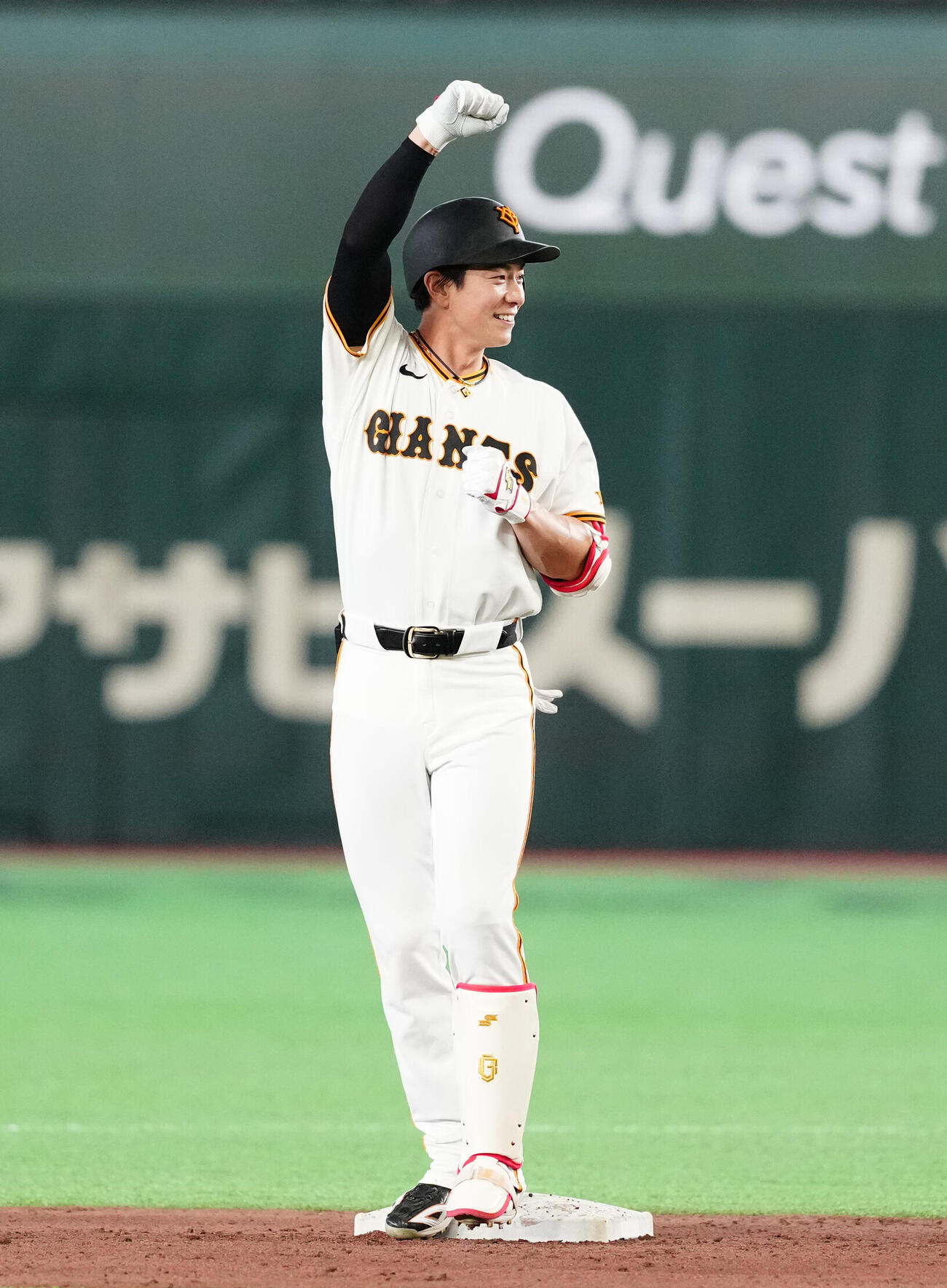 巨人対オリックス　5回裏巨人1死一、二塁、適時二塁打を放ち、ガッツポーズを見せる松本剛（撮影・江口和貴）