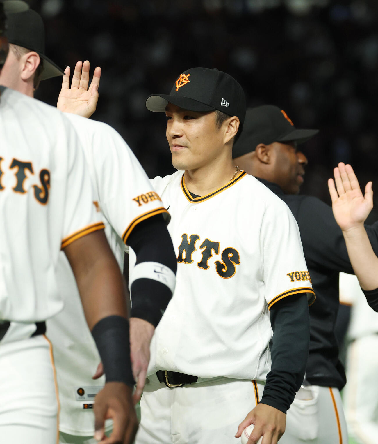 巨人対オリックス　勝利しナインとタッチを交わす巨人則本昂大（撮影・増田悦実）