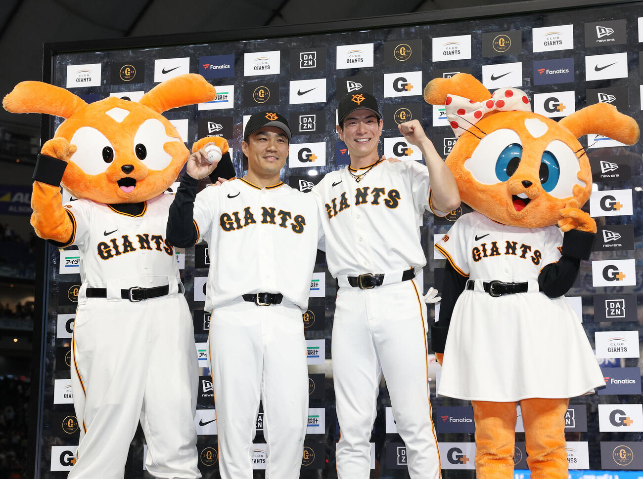 巨人対オリックス　初勝利の則本昂大（左）と本拠地初ヒーローの松本剛は笑顔で肩を組む（撮影・増田悦実）