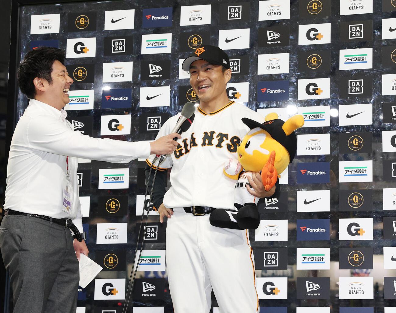 巨人対オリックス　初勝利のヒーローインタビューで笑顔で話す巨人則本昂大（撮影・増田悦実）