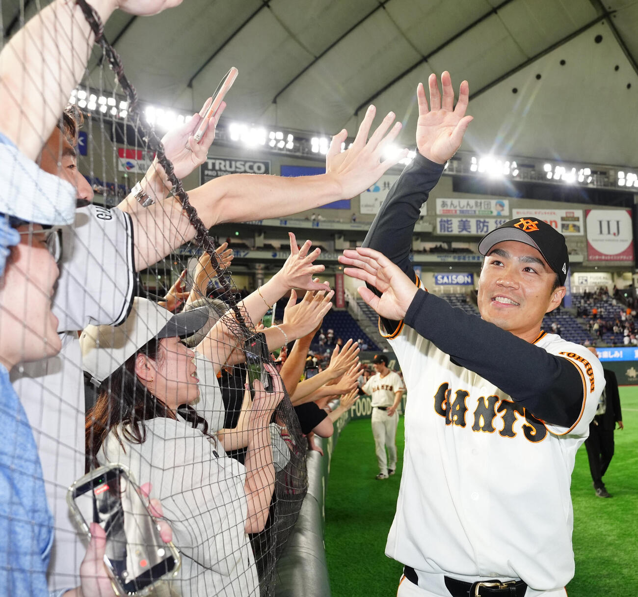 巨人対オリックス　試合後、ファンとタッチを交わす巨人則本昂大（撮影・江口和貴）
