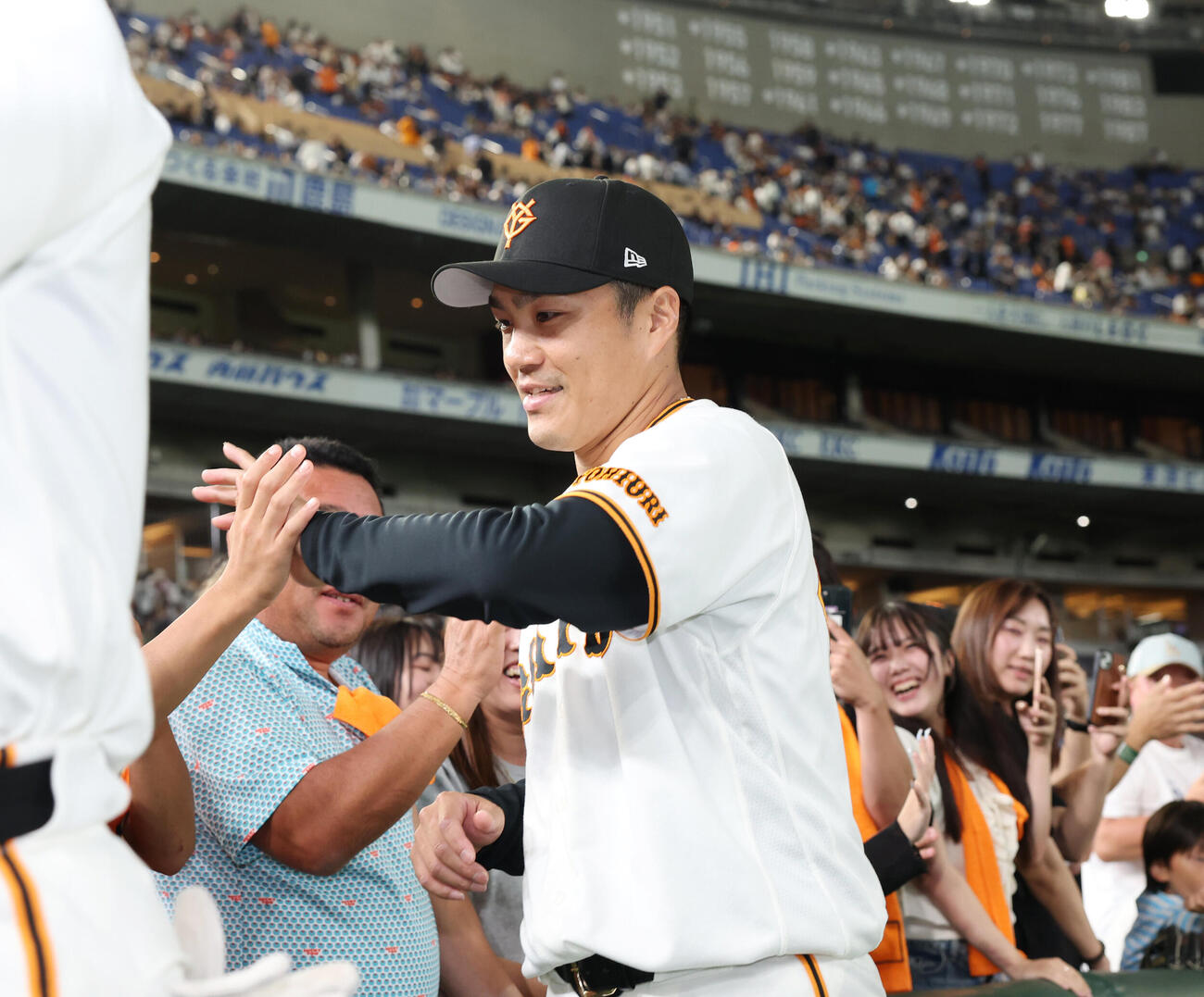 巨人対オリックス　初勝利しファンとタッチをする巨人則本昂大（撮影・増田悦実）
