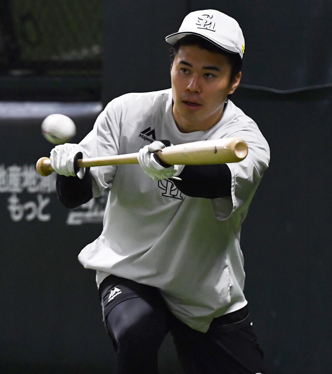1日、バント練習を行うソフトバンク松本晴