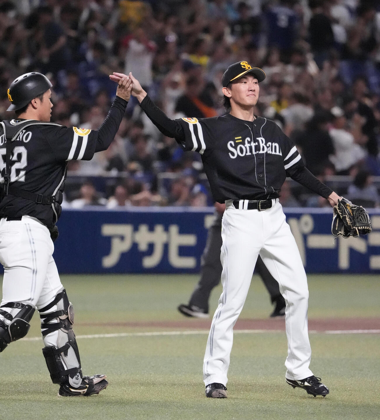 中日対ソフトバンク　試合終了、大津亮介（右）は完封勝利し海野隆司とタッチを交わす（撮影・森本幸一）