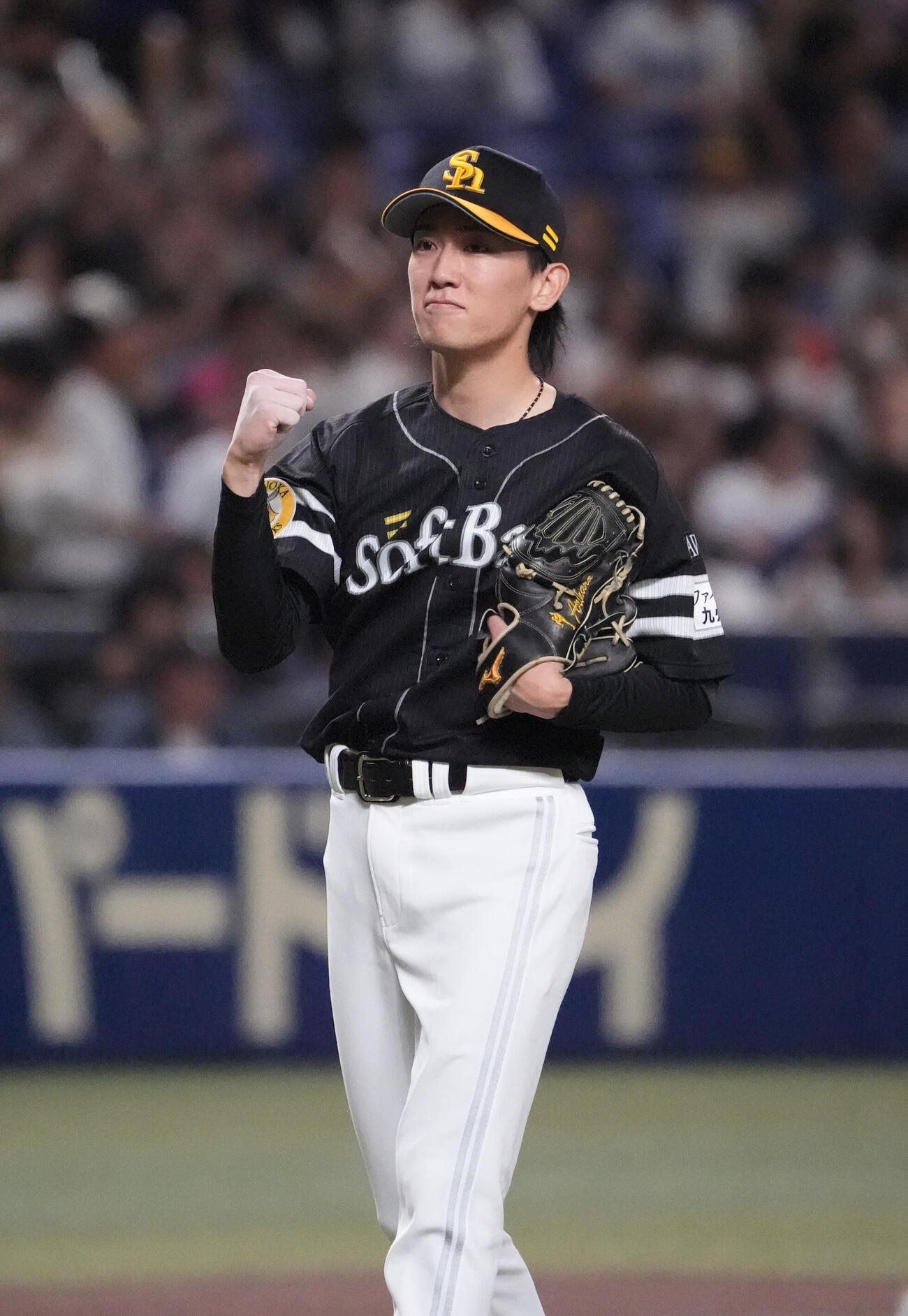 中日対ソフトバンク　試合終了、完封勝利しガッツポーズをする大津亮介（撮影・森本幸一）