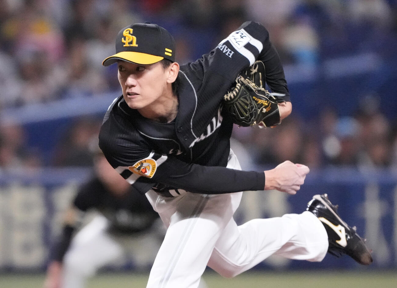 中日対ソフトバンク　1回裏、登板するソフトバンク先発の大津亮介（撮影・森本幸一）