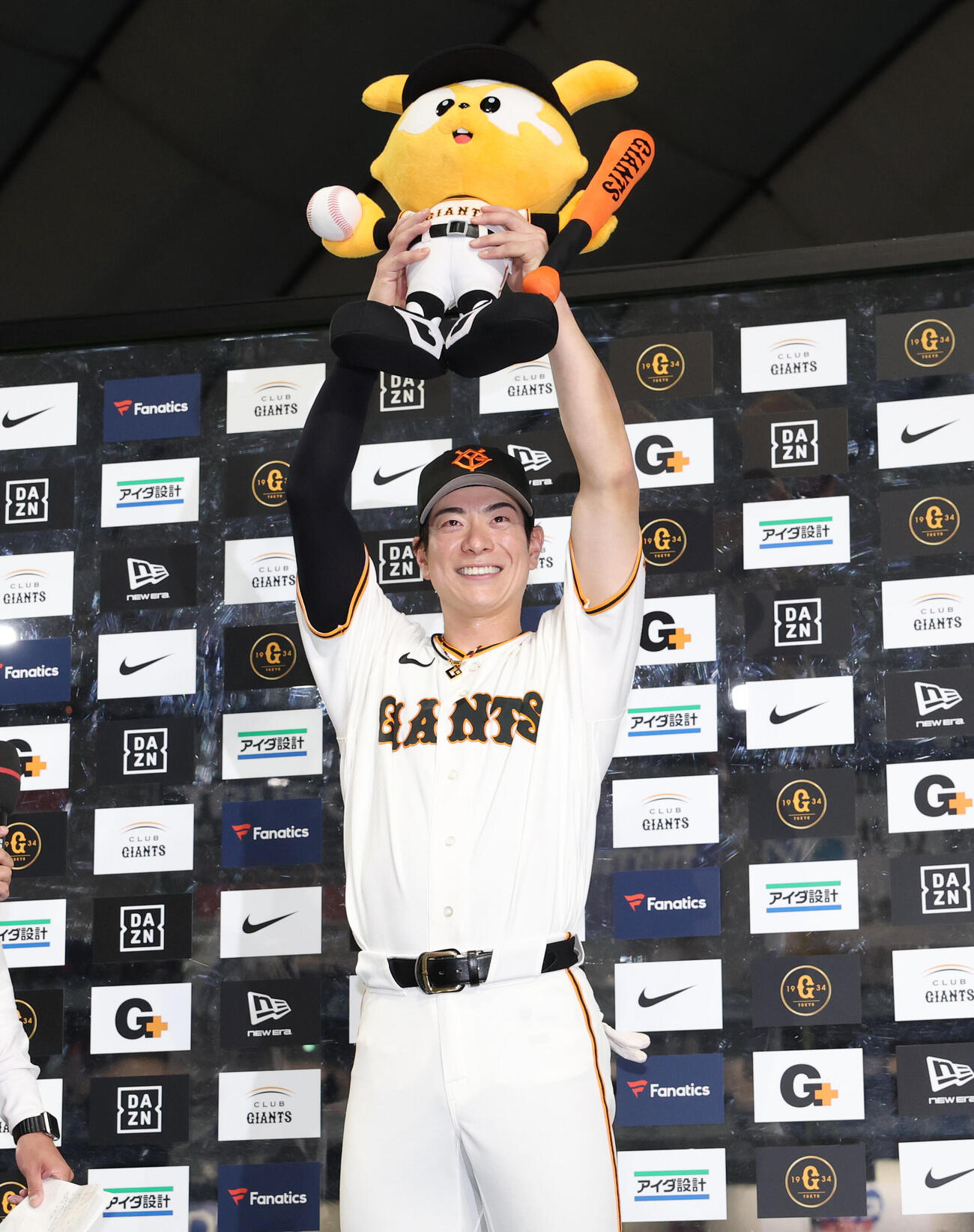 巨人対オリックス　ヒーローインタビューでジャビットの人形を高く上げる巨人松本剛（撮影・増田悦実）