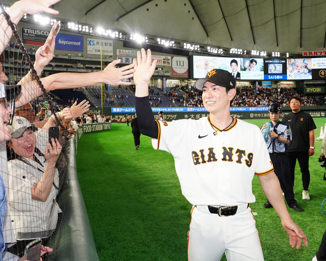 巨人対オリックス　試合後、ファンとタッチを交わす巨人松本剛（撮影・江口和貴）