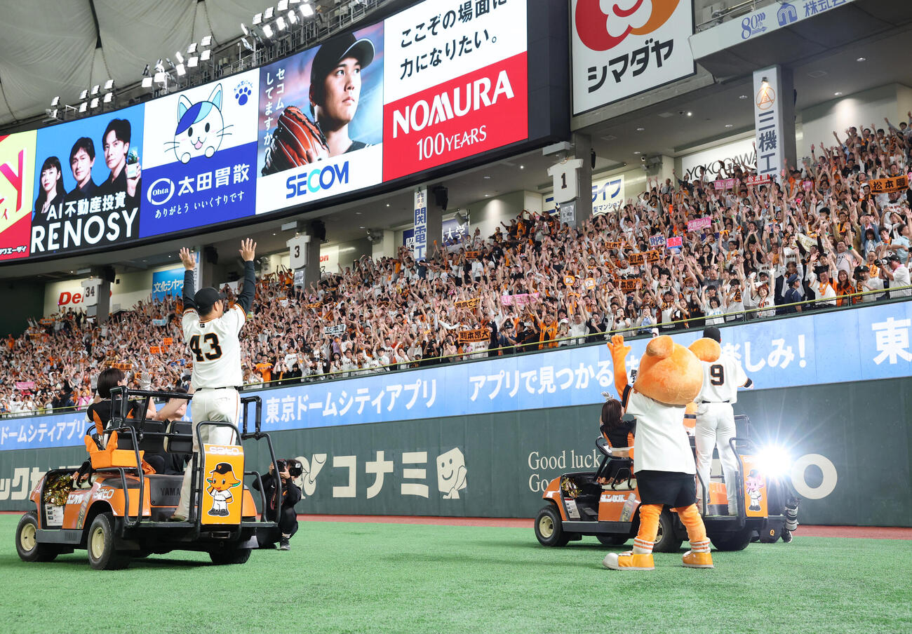 巨人対オリックス　ファンと万歳をする巨人則本昂大（左）と松本剛（撮影・増田悦実）