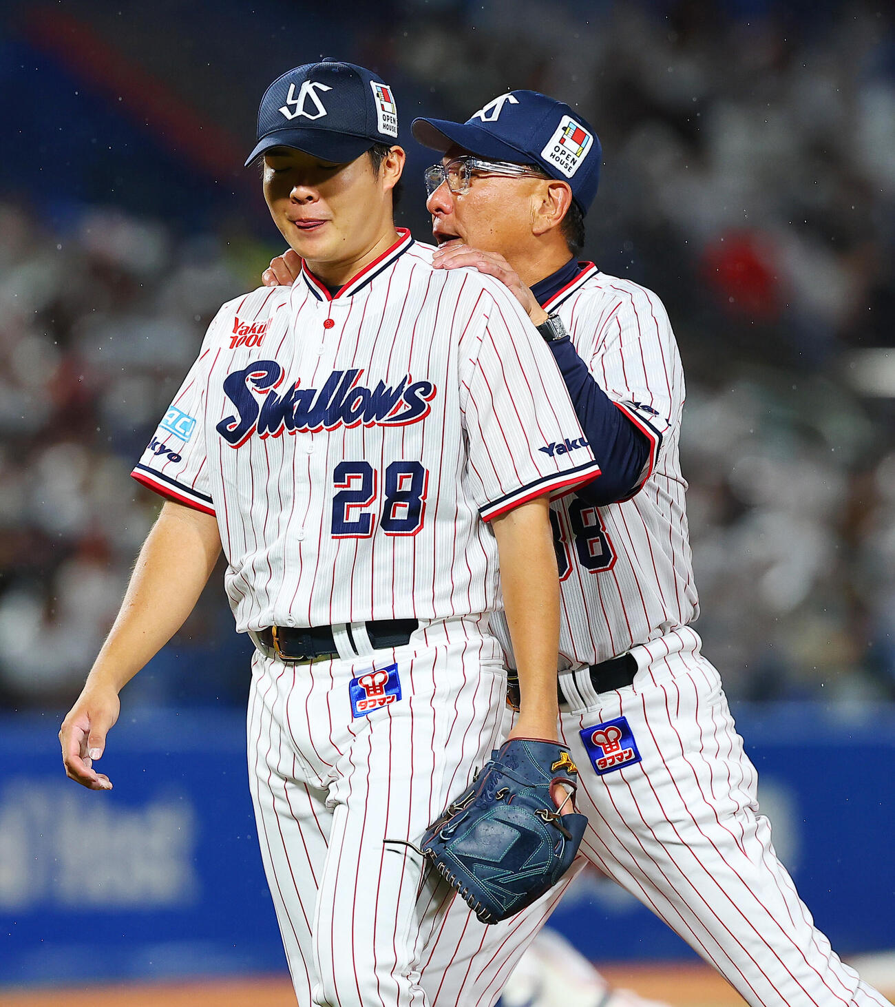 ヤクルト対ロッテ　5回表ロッテ2死二、三塁、降板する先発の松本健吾（左）をねぎらう池山隆寛監督（撮影・野上伸悟）