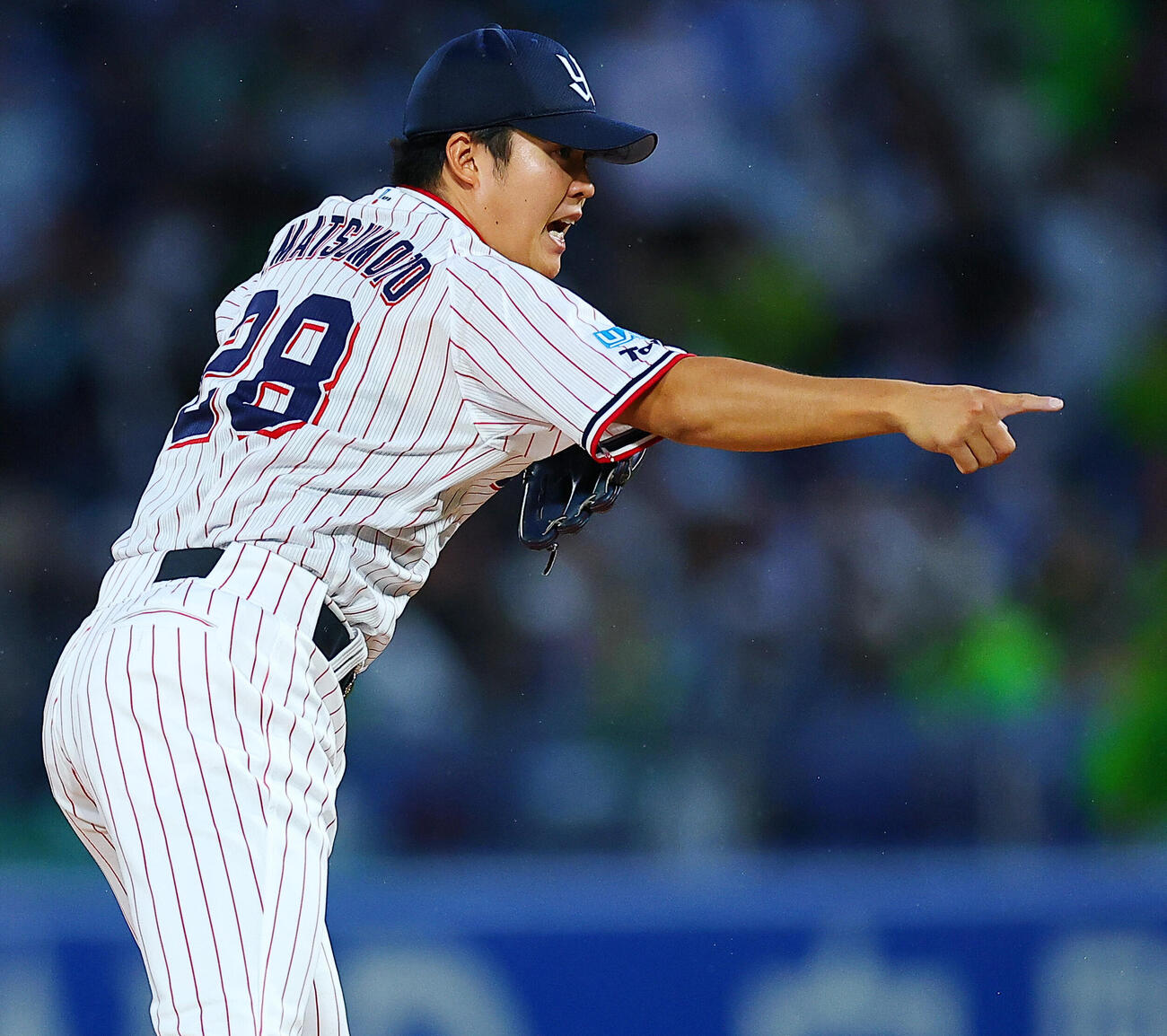 ヤクルト対ロッテスイングをアピールするヤクルト先発の松本健吾（撮影・野上伸悟）