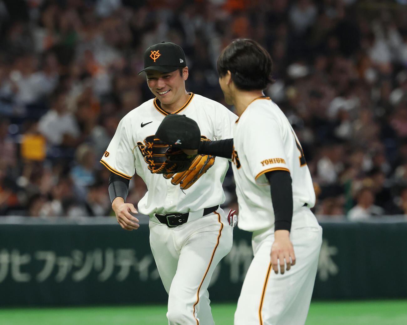 巨人対オリックス　8回表を終え笑顔でタッチを交わす大勢（右）と坂本勇人（撮影・増田悦実）