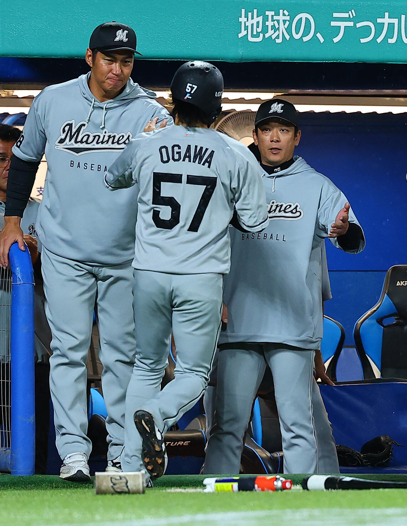 ヤクルト対ロッテ　5回表ロッテ無死満塁、山口航輝の先制押し出し死球で生還した小川龍成を迎えるサブロー監督（撮影・野上伸悟）