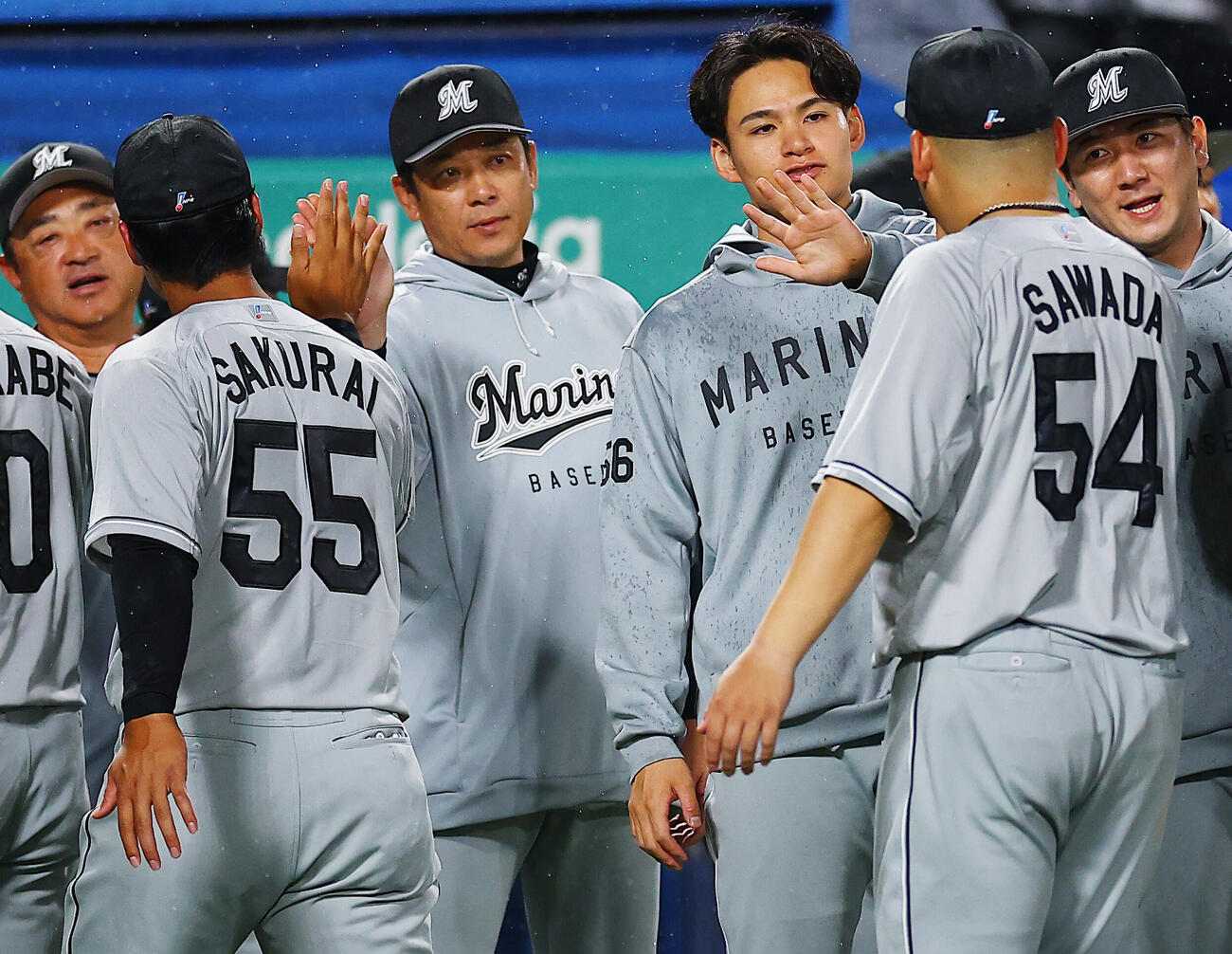 ヤクルト対ロッテ　勝利し選手をねぎらうロッテのサブロー監督（撮影・野上伸悟）