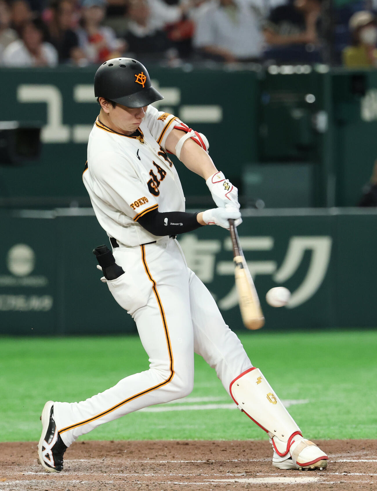 巨人対オリックス　5回裏巨人1死二塁、適時二塁打を放つ松本剛（撮影・増田悦実）