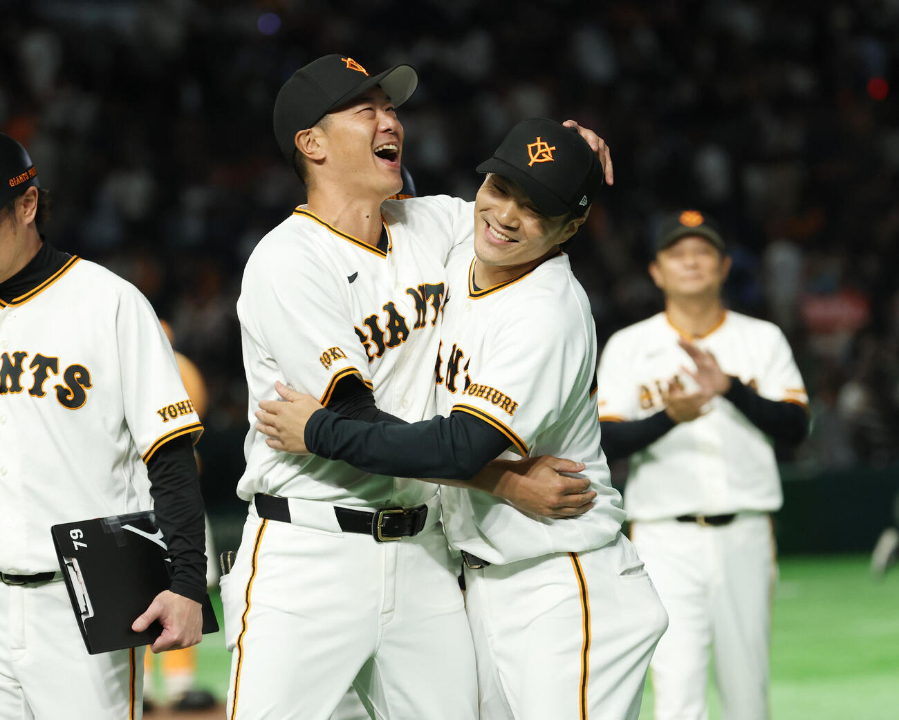 巨人対オリックス　勝利し内海哲也投手コーチ（左）と抱き合う巨人則本昂大（撮影・増田悦実）
