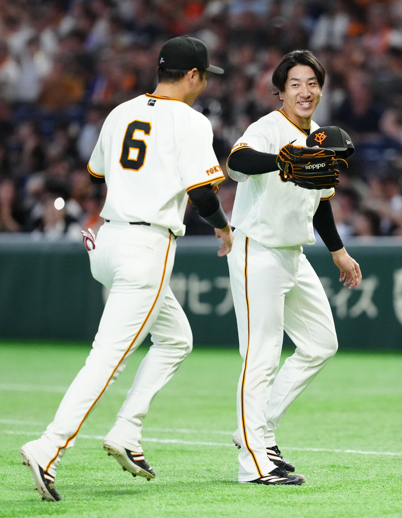 巨人対オリックス　8回表終了後、巨人三塁手坂本勇人（左）とタッチを交わす4番手の大勢（撮影・江口和貴）